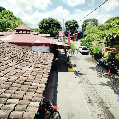The Landing Hotel And Restaurant Moyogalpa Exterior photo